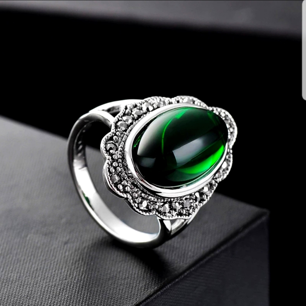Beautiful vintage green stone ring!!!